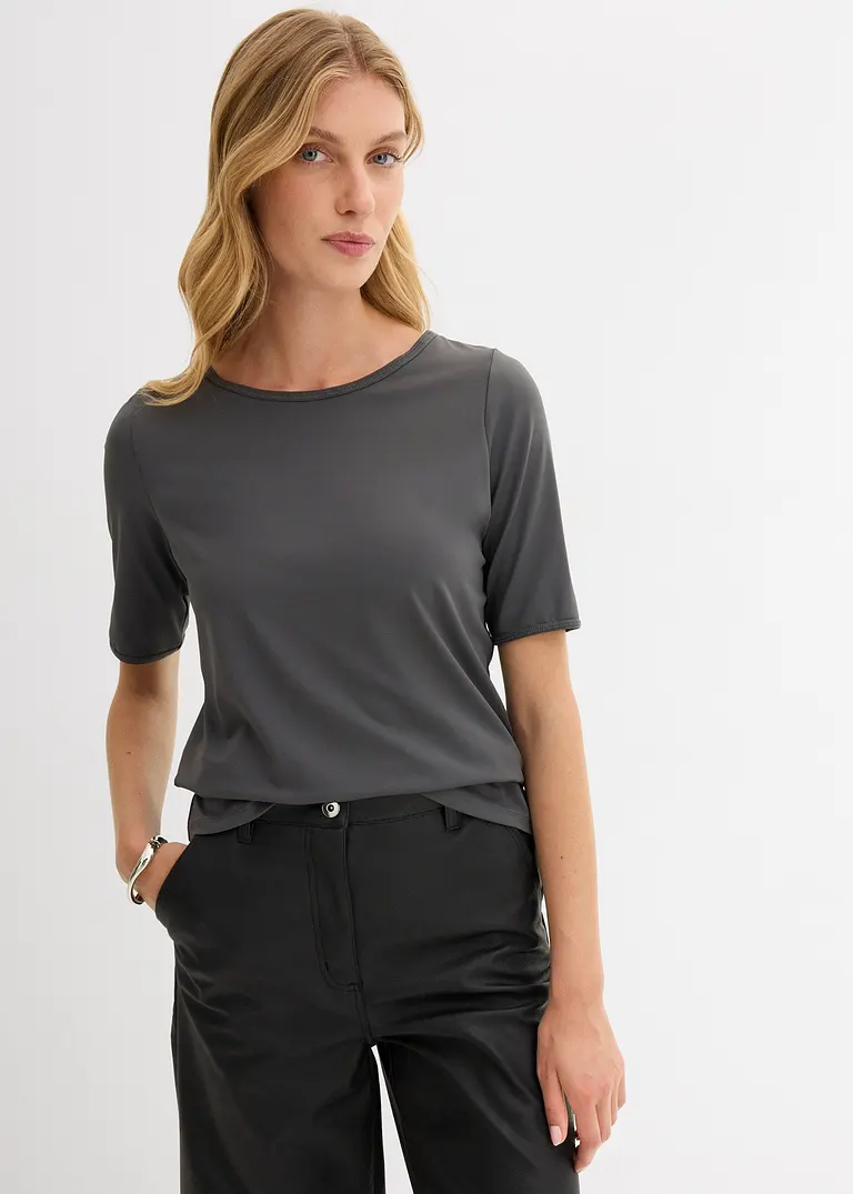 T-Shirt mit recyceltem Polyamid in grau von vorne (im Anschnitt) - bonprix