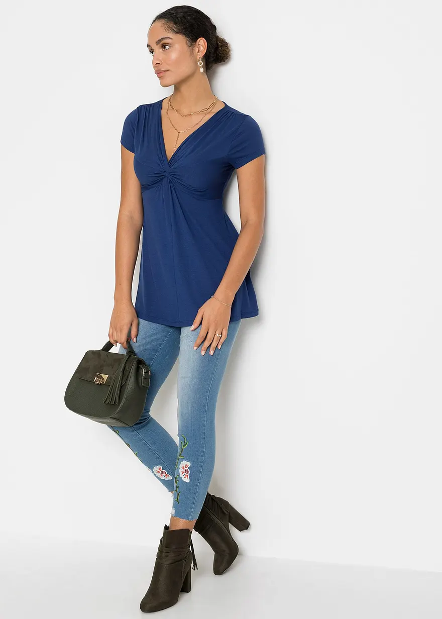 Shirt aus Viskose-Mix in blau im Look von vorne (Totalaufnahme) - bonprix