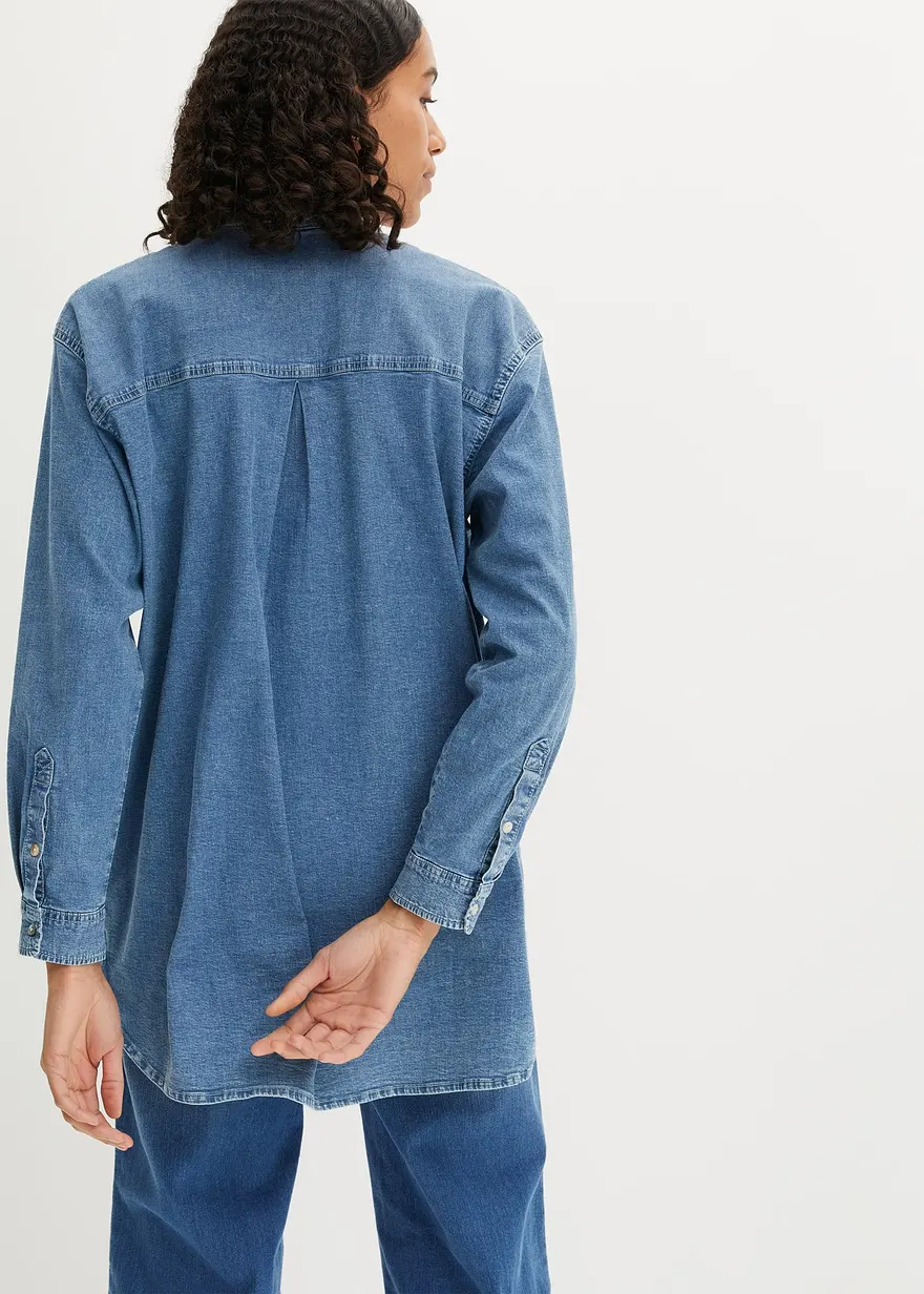 Oversize Stretch-Jeansbluse in blau von hinten (im Anschnitt) - bonprix