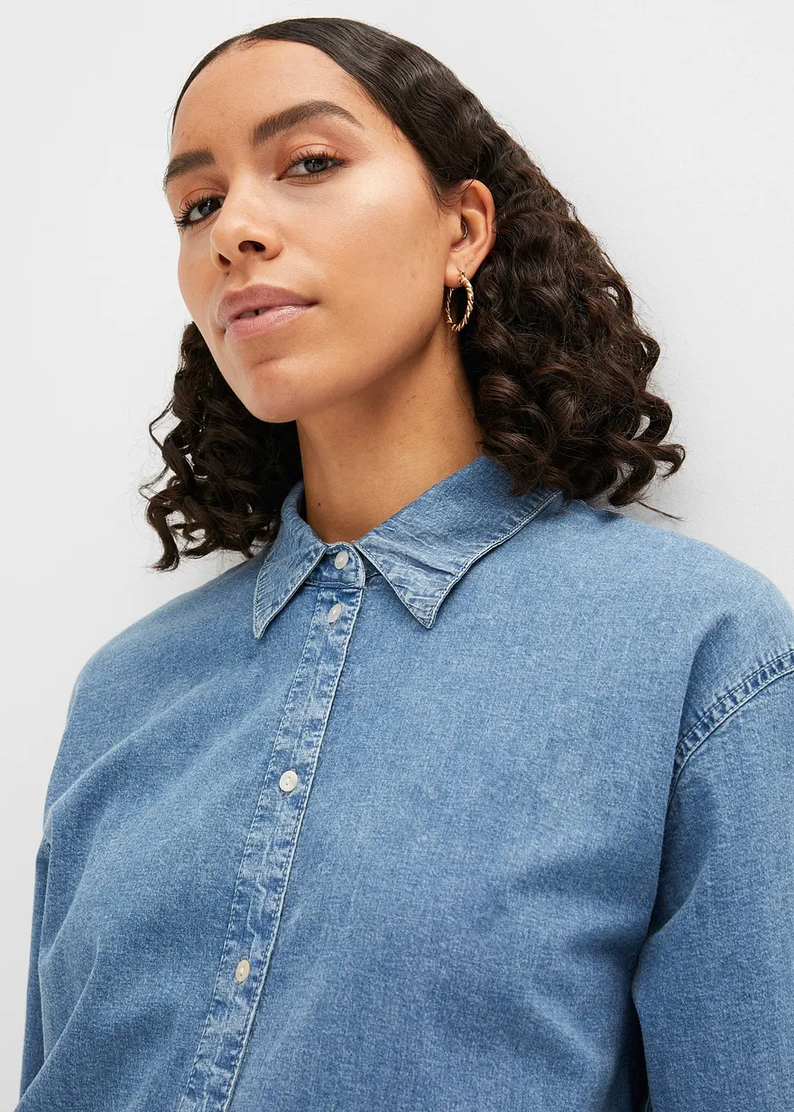 Oversize Stretch-Jeansbluse in blau (Detailaufnahme) - bonprix