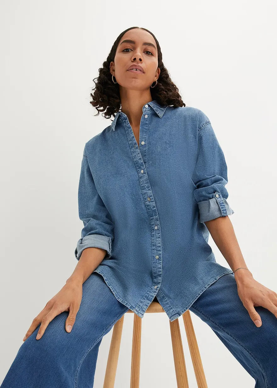 Oversize Stretch-Jeansbluse in blau von vorne (im Anschnitt) - bonprix
