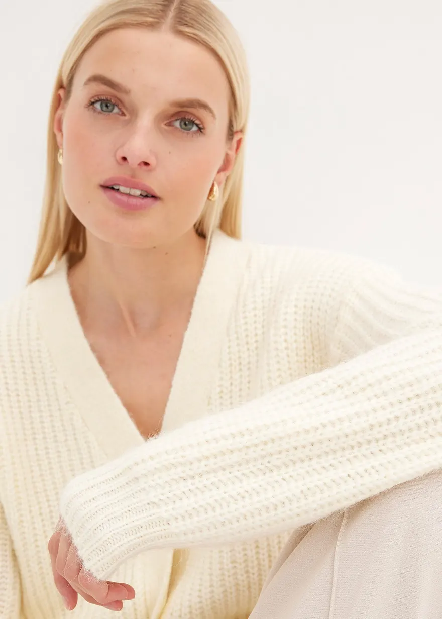 Grobstrickjacke mit Wollanteil in weiß (Detailaufnahme) - bonprix